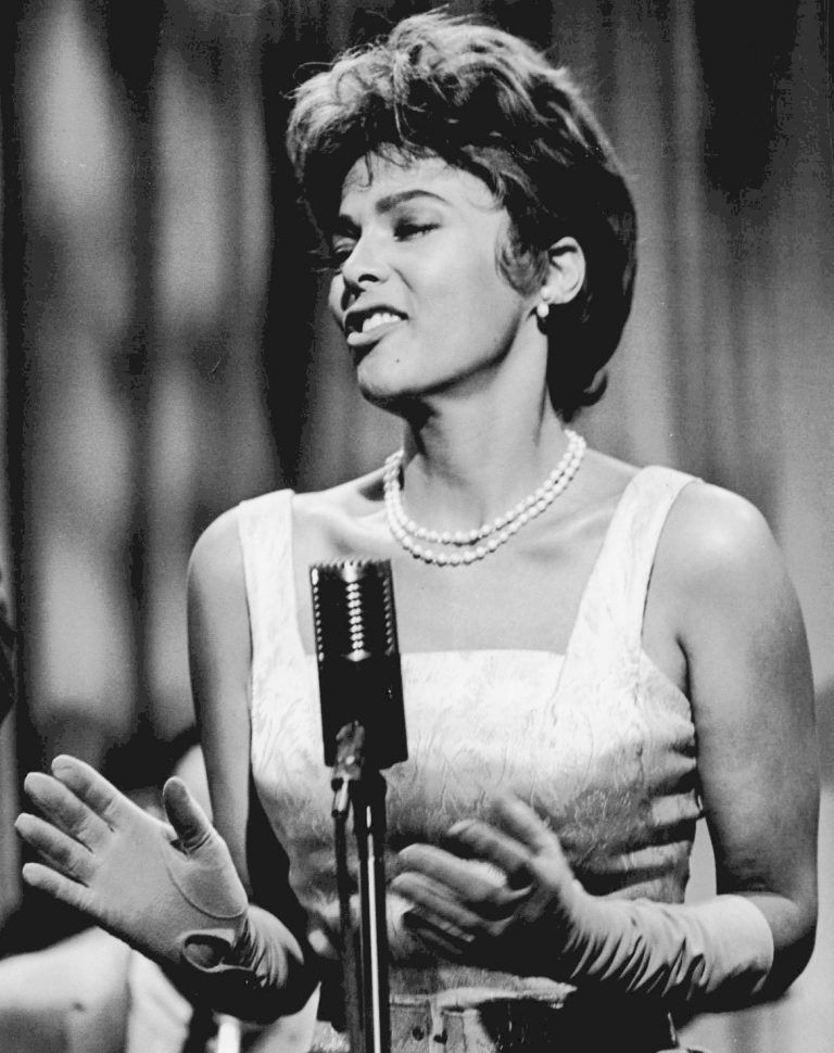 Dorothy Dandridge w roli piosenkarki w 1962 roku. Choć odniosła sukces, sześć lat później zmarła w biedzie.