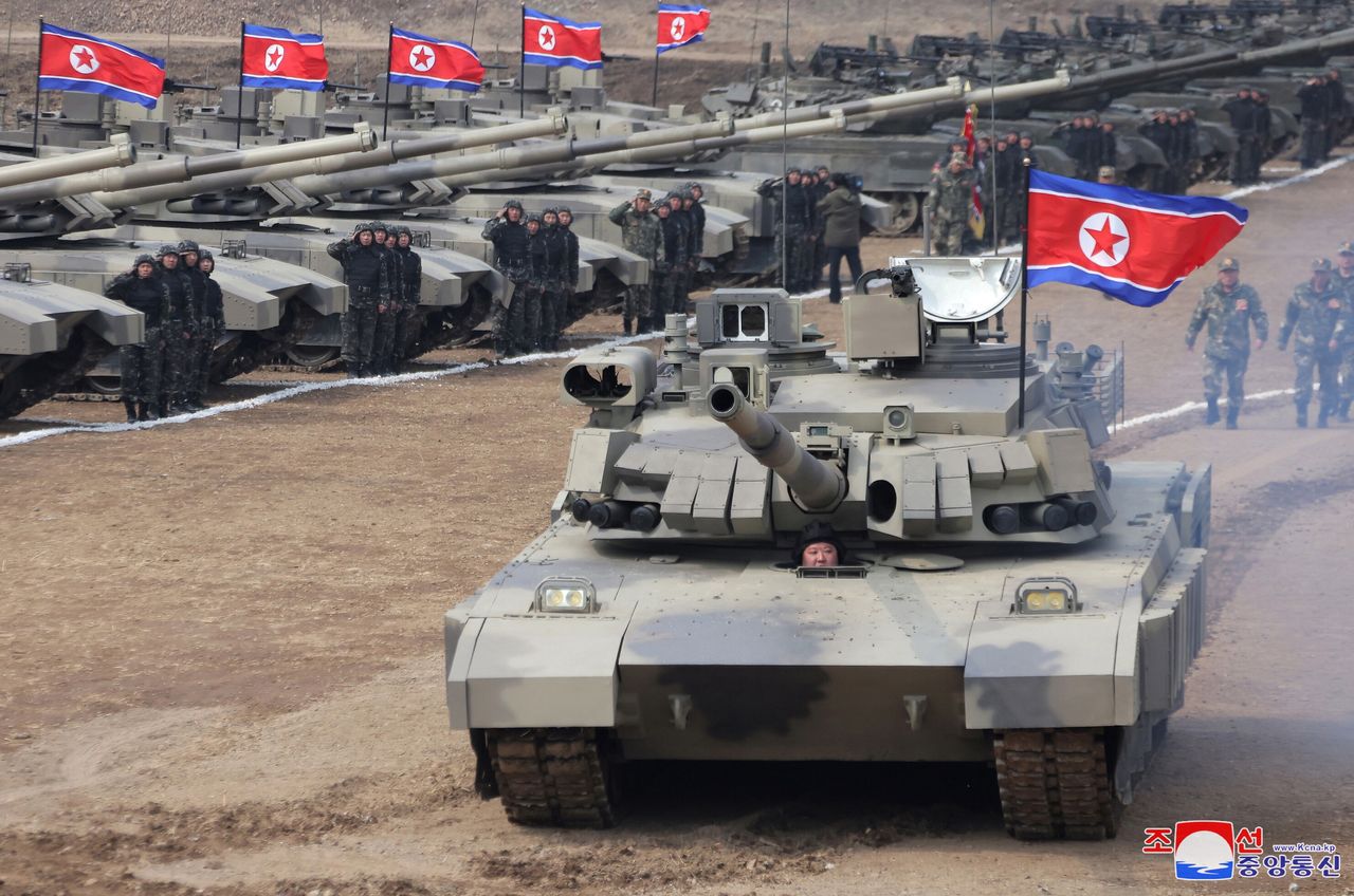 A photo released by the official North Korean Central News Agency (KCNA) North Korean Supreme leader Kim Jong Un sitting inside a new-type main battle tank during a training competition involving tank units of the Korean People's Army (KPA), at an undisclosed location in North Korea, 13 March 2024 (issued 14 March 2024). North Korean Supreme leader Kim Jong Un joined troops in military training to operate new developed battle tanks, KCNA reported on 14 March. EPA/KCNA EDITORIAL USE ONLY EDITORIAL USE ONLY Dostawca: PAP/EPA.