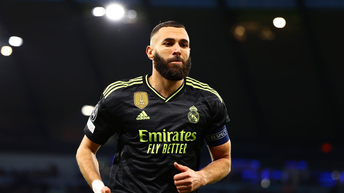 MANCHESTER, ENGLAND - MAY 17:   Karim Benzema of Real Madrid in action during the UEFA Champions League semi-final second leg match between Manchester City FC and Real Madrid at Etihad Stadium on May 17, 2023 in Manchester, United Kingdom. (Photo by Chris Brunskill/Fantasista/Getty Images)