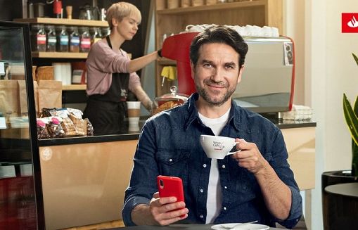 Marcin Dorociński w kampanii Santander Bank Polska zastanawia się "być" czy "mieć" (wideo)