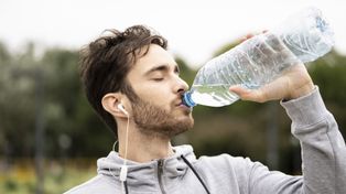 Czy woda gazowana wspomaga odchudzanie? Ciekawe wnioski badaczy