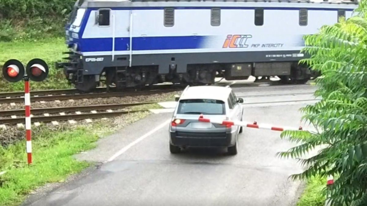 Wjechał BMW na przejazd kolejowy, mogło dojść do poważnego wypadku