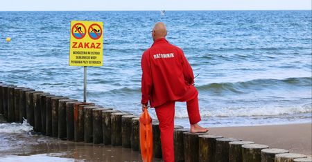 Ile zarabia ratownik wodny? Oto kwoty "na rękę"