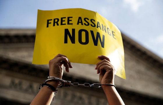 Założyciel WikiLeaks na wolności. Przyzna się do pojedynczego zarzutu