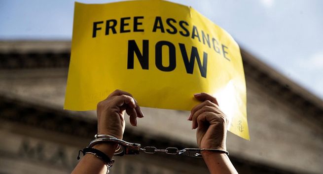 Założyciel WikiLeaks na wolności. Przyzna się do pojedynczego zarzutu