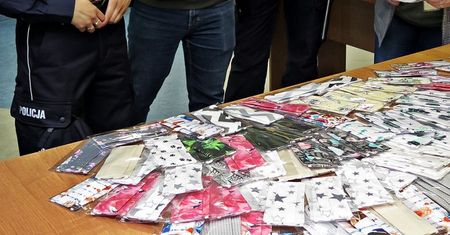 Warszawa. 100 maseczek dla bezdomnych od pracownicy policji