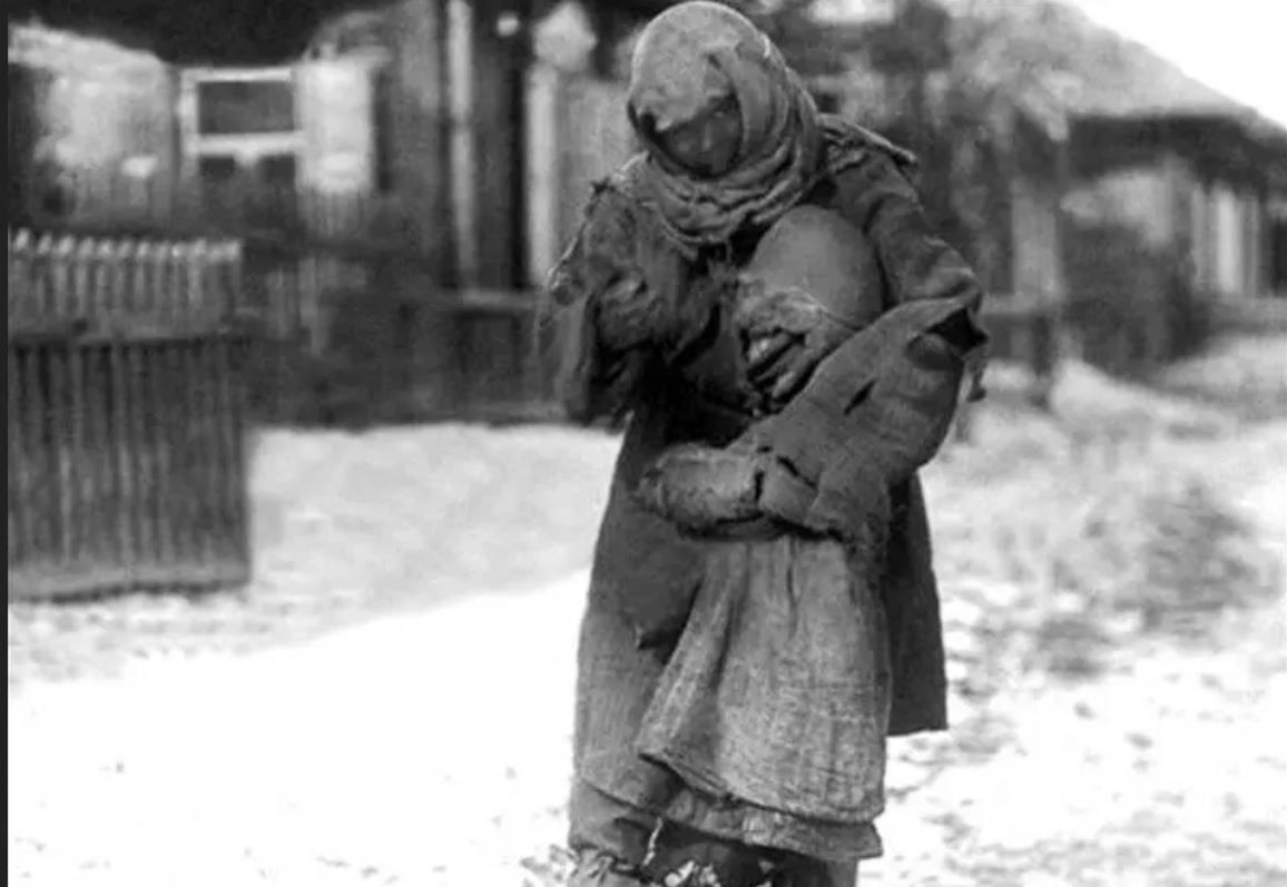 Matka i córka cierpiące z powodu głodu i zimna podczas klęski humanitarnej w Kazachstanie z lat 30. XX w.