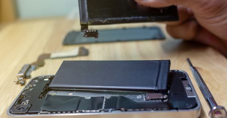 Jak wymienić baterię w iPhonie? Ten gadżet będzie niezwykle pomocny