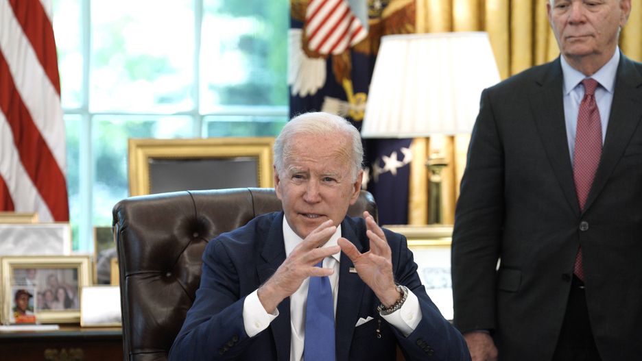 US President Biden signs the Ukraine Lend-Lease Act
epa09936734 US President Joe Biden talks to the media before signing the Ukraine Lend-Lease Act in the Oval Office of the White House in Washington, DC, USA, on 09 May 2022.  EPA/Yuri Gripas / POOL 
Dostawca: PAP/EPA.
Yuri Gripas / POOL