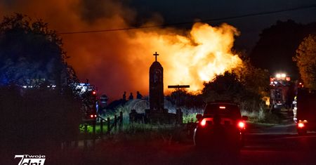 Groźny pożar w Krostkowie. Interweniowało aż 7 jednostek straży
