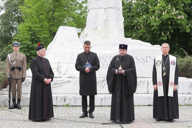 Przed tablicą upamiętniającą poległych złożono wieńce