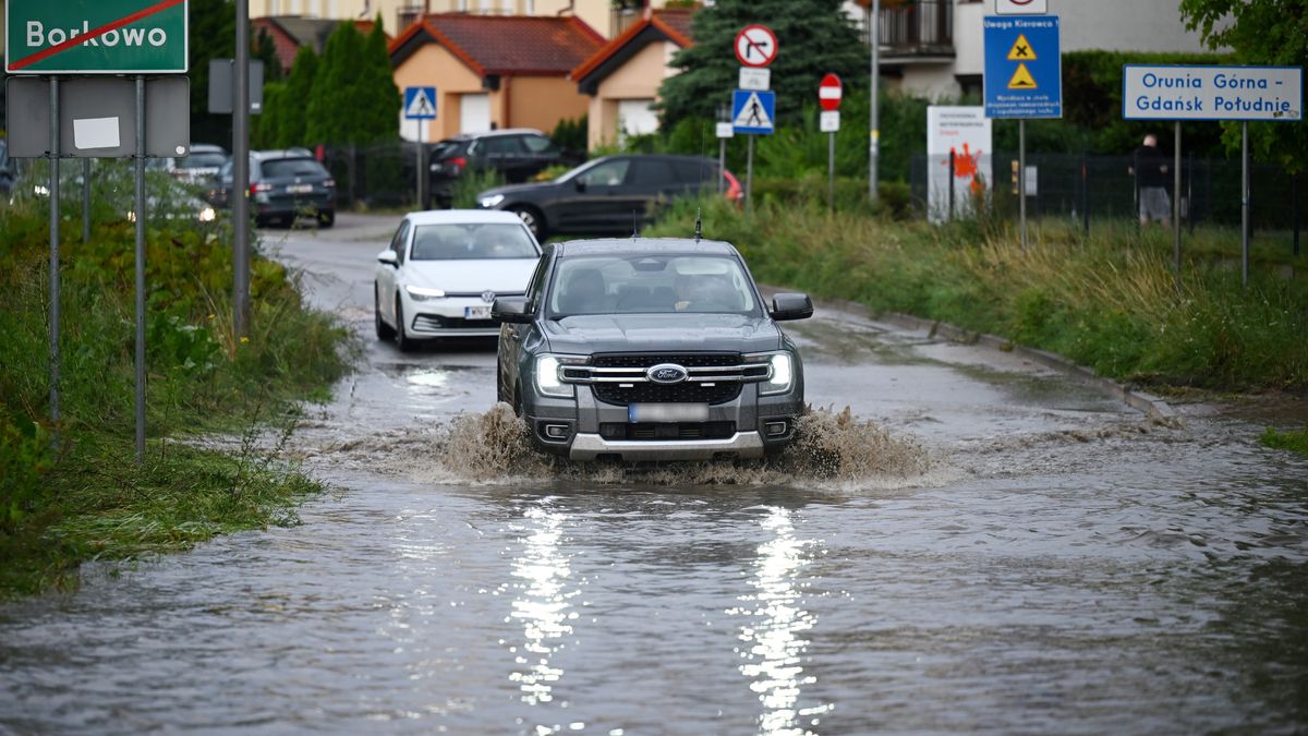 podtopienia
Marcin Gadomski
podtopienia, pogoda, samochody, samoch�d, skutki burzy, skutki ulewy, ulica, utrudnienia w ruchu, w Gda�sku, zalana, zalane ulice, zalania