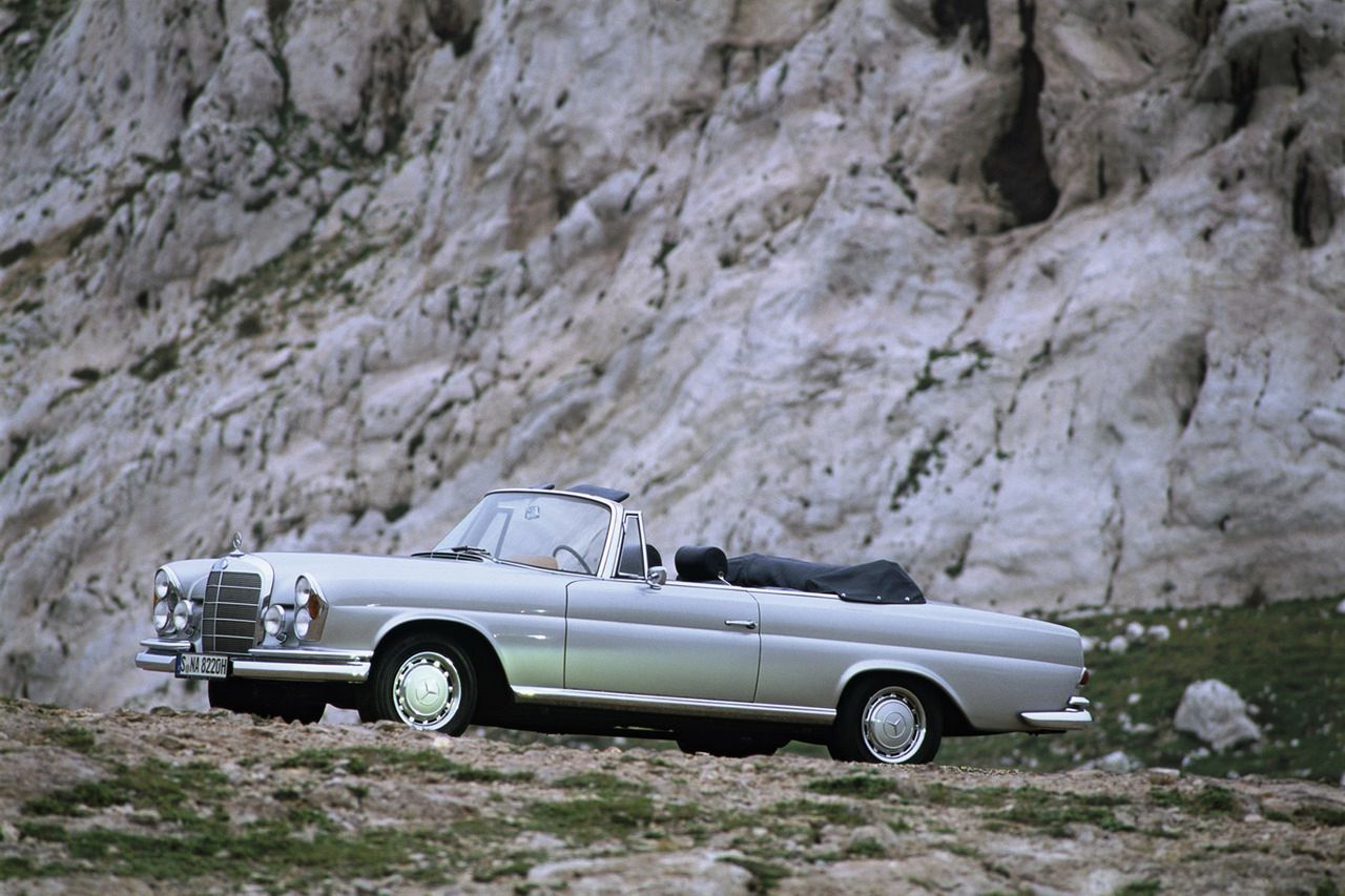 1963 Mercedes-Benz 220SE Cabrio W111 (fot. fwallpapers.com)