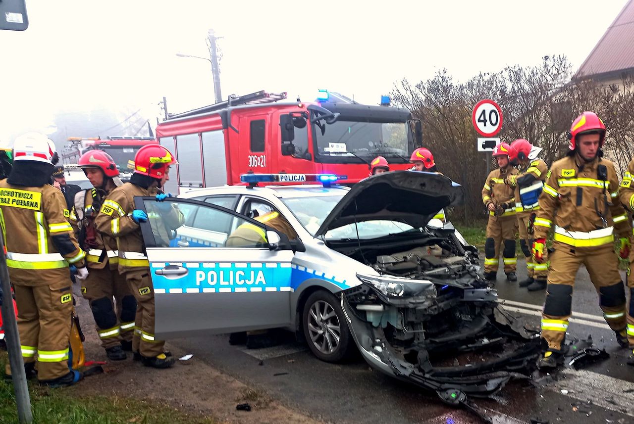 Wypadek z udziałem radiowozu. Ranny policjant i strażniczka miejska