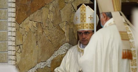 Dźgnął nożem kierowcę biskupa. Trwa policyjna obława