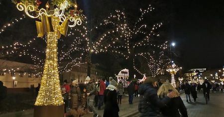 Warszawa. Tłumy na Krakowskim Przedmieściu. Co z dystansem społecznym?