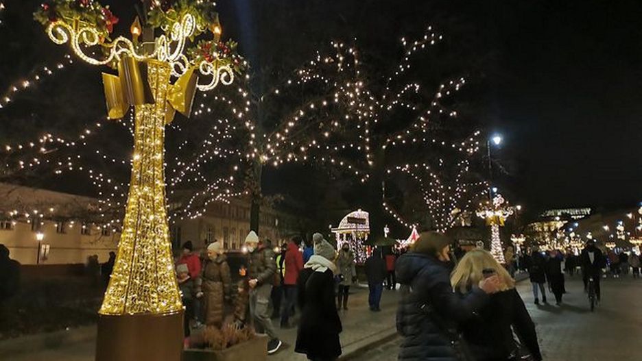 Warszawa. Na Krakowskim Przedmieściu w sobotę wieczorem było tłoczno