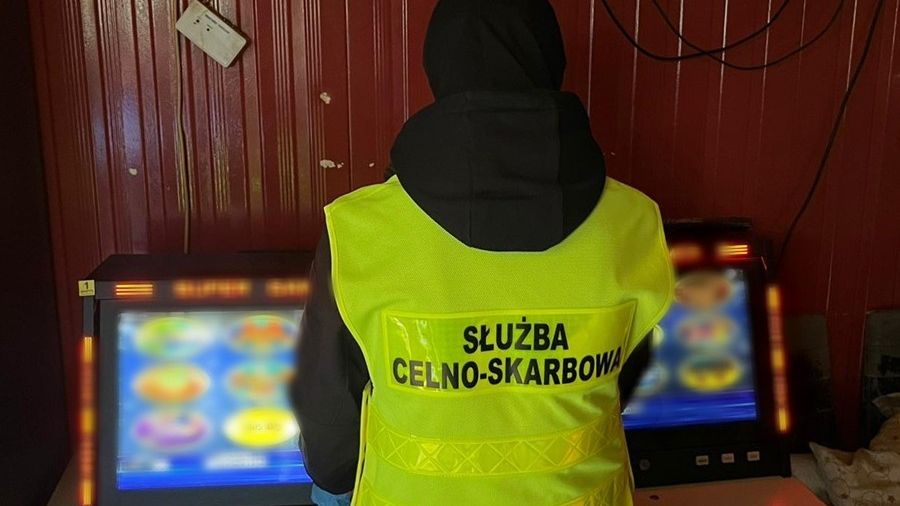 Na zdjęciu funkcjonariusz Krajowej Administracji Skarbowej 