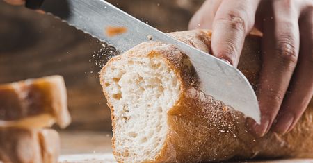 Zajadamy na kilogramy. Oto co dzieje się z organizmem, gdy odstawisz chleb pszenny