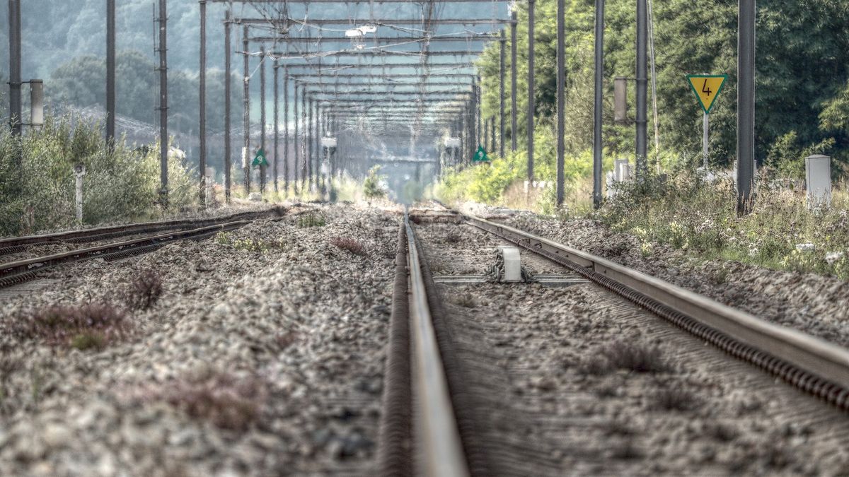 18-latek znaleziony przy torach.