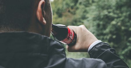 22-latek zmarł po wypiciu butelki Coca-Coli. Lekarze podali przyczynę