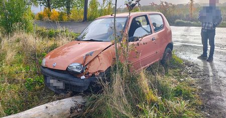 Barwice: Fiat uderzył w drzewo. Kobieta straciła panowanie nad autem
