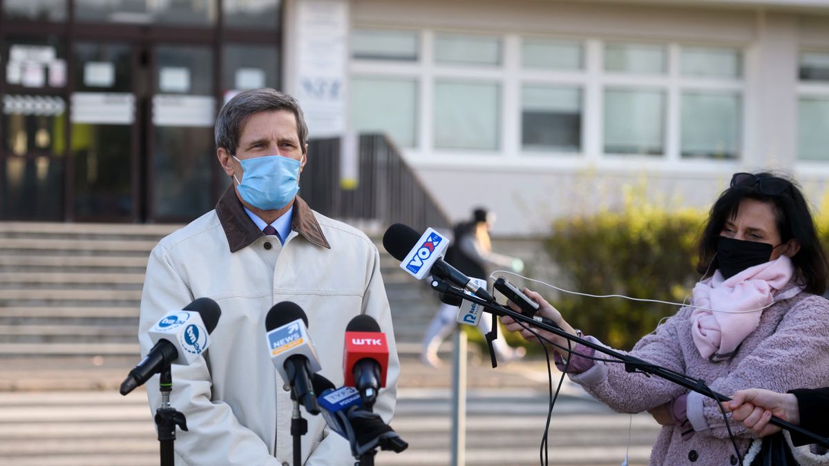 W sobotę odbyła się konferencja prasowa przed lecznicą, gdzie zginął 60-letni pacjent.
