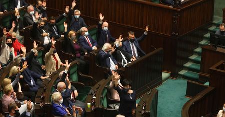 Radykalny projekt. Aż 41 posłów PiS "za". Wiceminister przekazał stanowisko