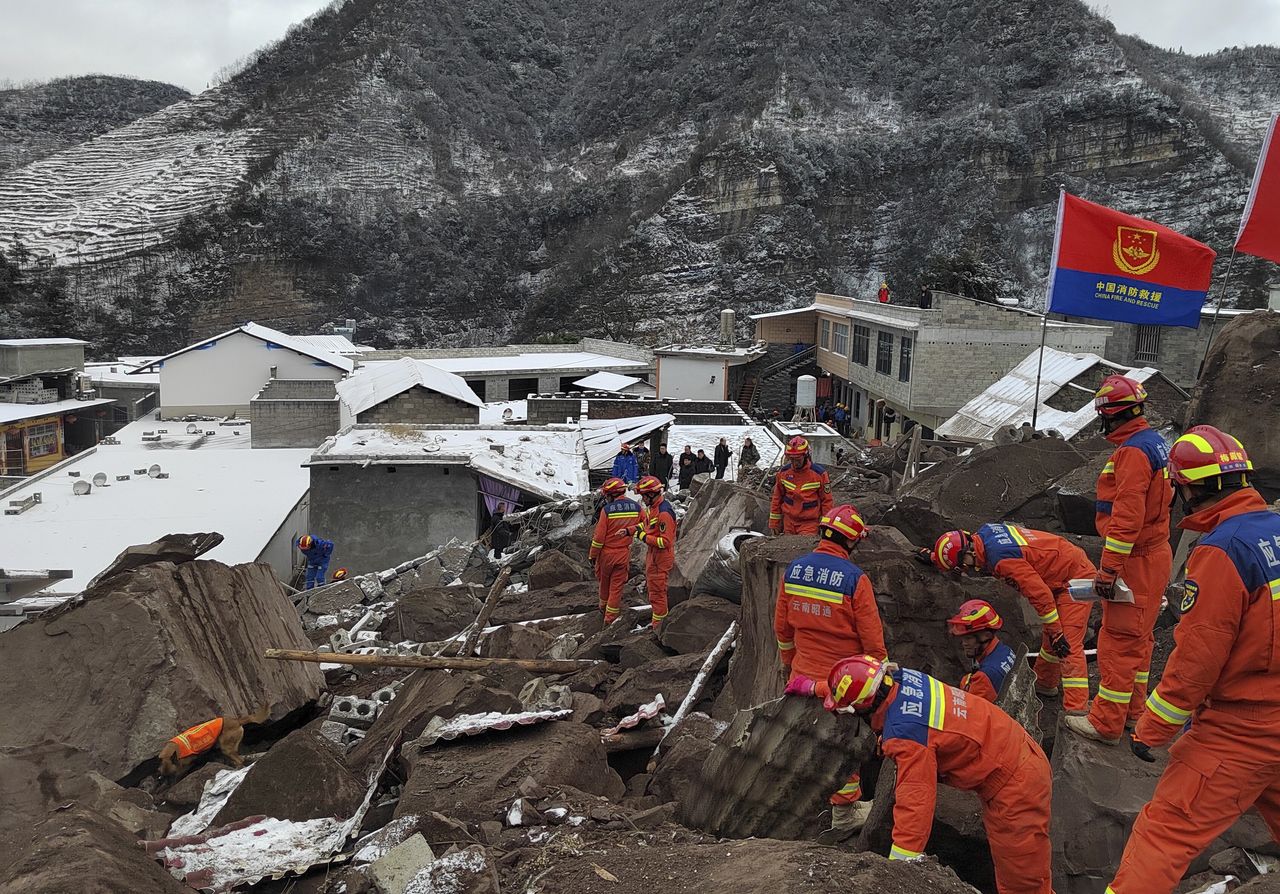 Rescuers work at the site of a landslide in Liangshui Village, Tangfang Town in the city of Zhaotong, Yunnan Province, China, 22 January 2024. A total of 47 people were buried in a landslide that struck southwest China's Yunnan Province early 22 January. More than 200 rescuers together with 33 firefighting vehicles and 10 loading machines were combing the debris to search for the missing, after the disaster happened in Liangshui Village, Tangfang Town in the city of Zhaotong at 5:51 a.m. on 22 January. The buried villagers were from 18 households, according to the headquarters for the disaster relief. More than 200 residents were evacuated as the provincial commission for disaster reduction activated a Level-III emergency response for disaster relief. EPA/XINHUA / ZHOU LEI CHINA OUT / UK AND IRELAND OUT / MANDATORY CREDIT EDITORIAL USE ONLY EDITORIAL USE ONLY Dostawca: PAP/EPA.