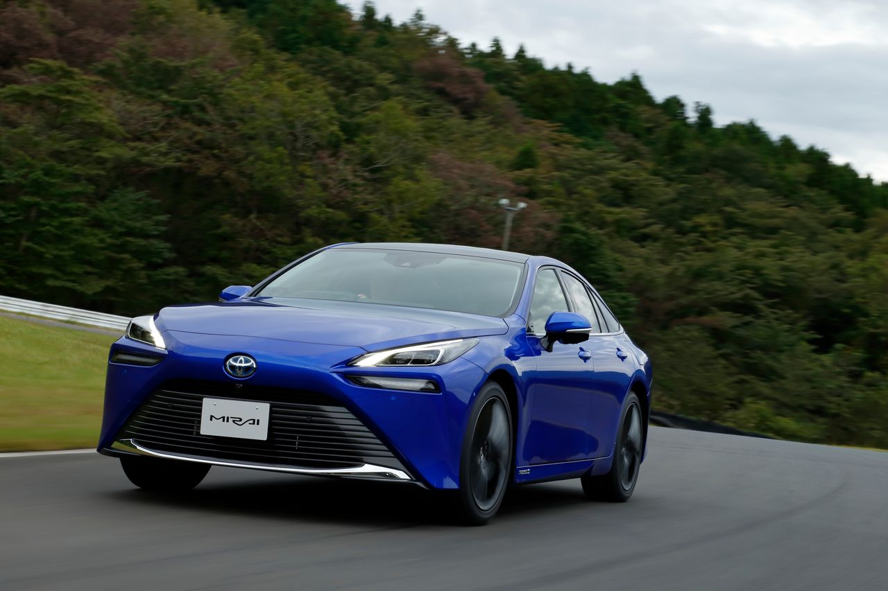 Nowa Toyota Mirai już bez tajemnic –  zmieniła się nie do poznania i stała się mobilnym oczyszczaczem powietrza