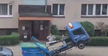 Samochód aż "stanął dęba". Tego się raczej nie spodziewali