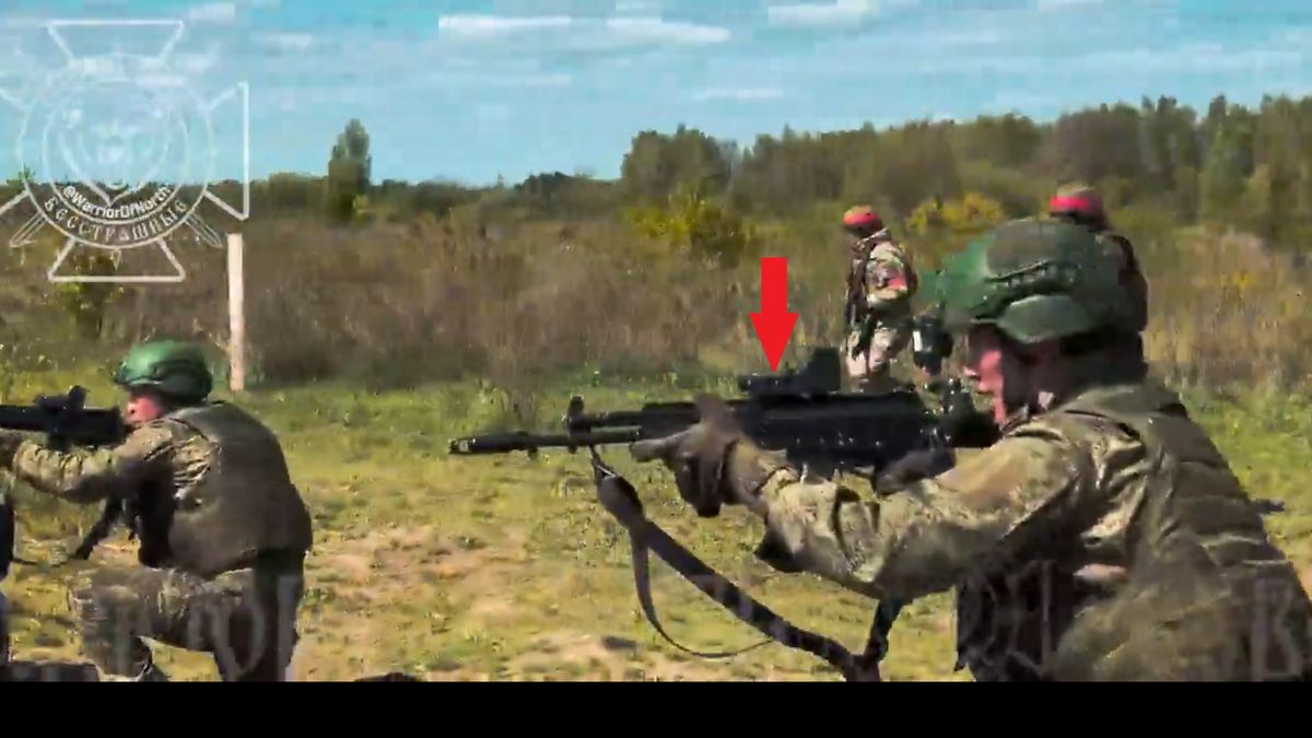 Żołnierz KRLD z karabinkiem AK-12 z celownikiem holograficznym.