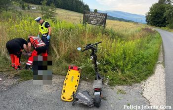 Staniszów: Wypadek na hulajnodze elektrycznej. 53-latek trafił do szpitala