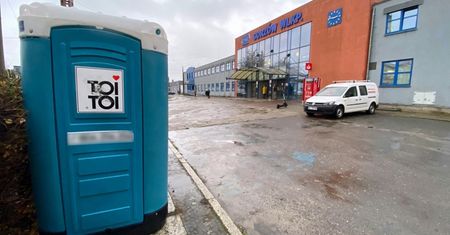 Trauma pasażerki w Gorzowie. Miała przewijać dziecko w toi toiu pod dworcem PKP