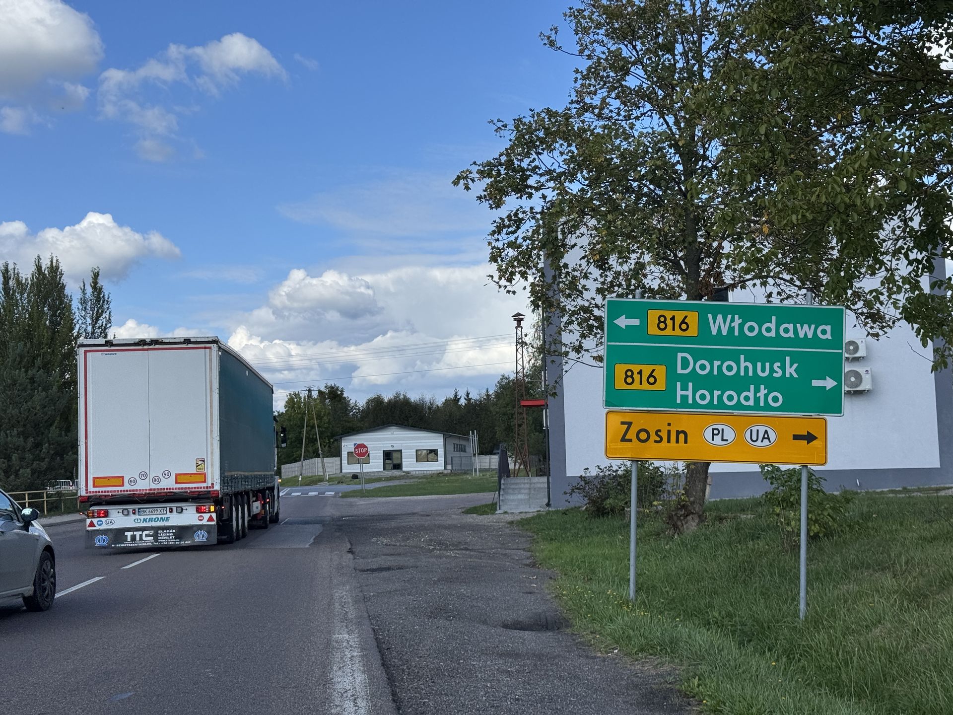 Ciężarówki w kolejce do przejścia w Dorohusku. W nocy odprawy stanęły na godzinę