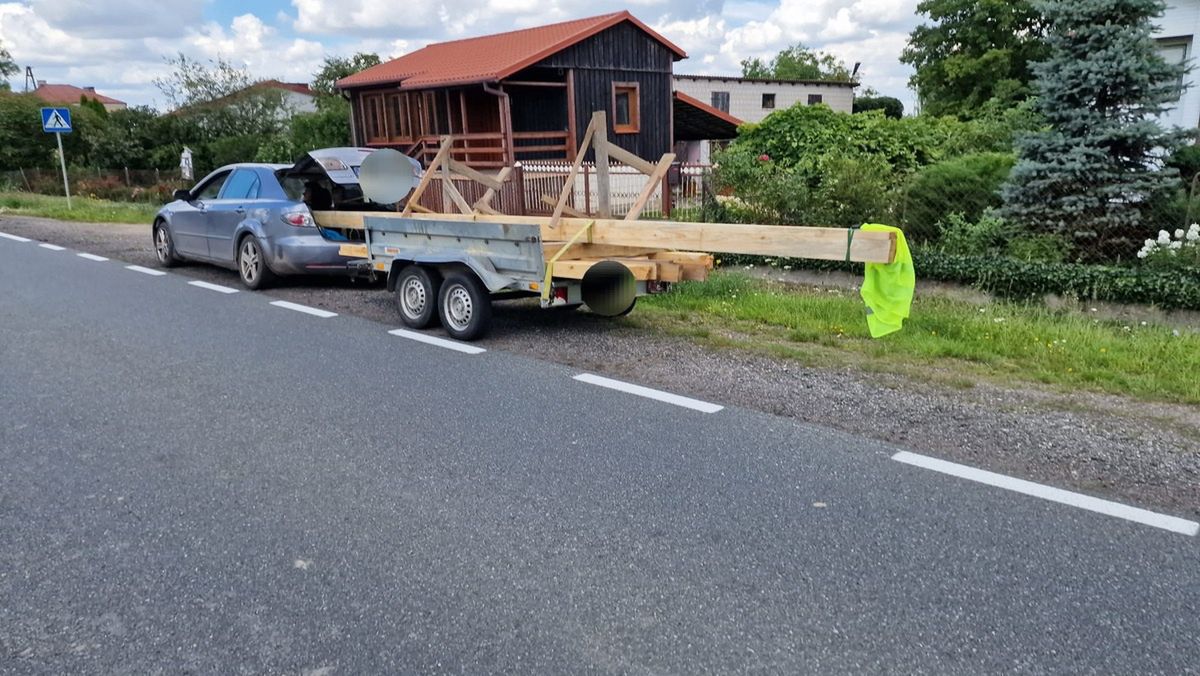 40-latek przewoził belki samochodem osobowym