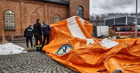 Szczepienia na COVID. Strażacy na pomoc pacjentom. Postawili tymczasową poczekalnię w punkcie szczepień