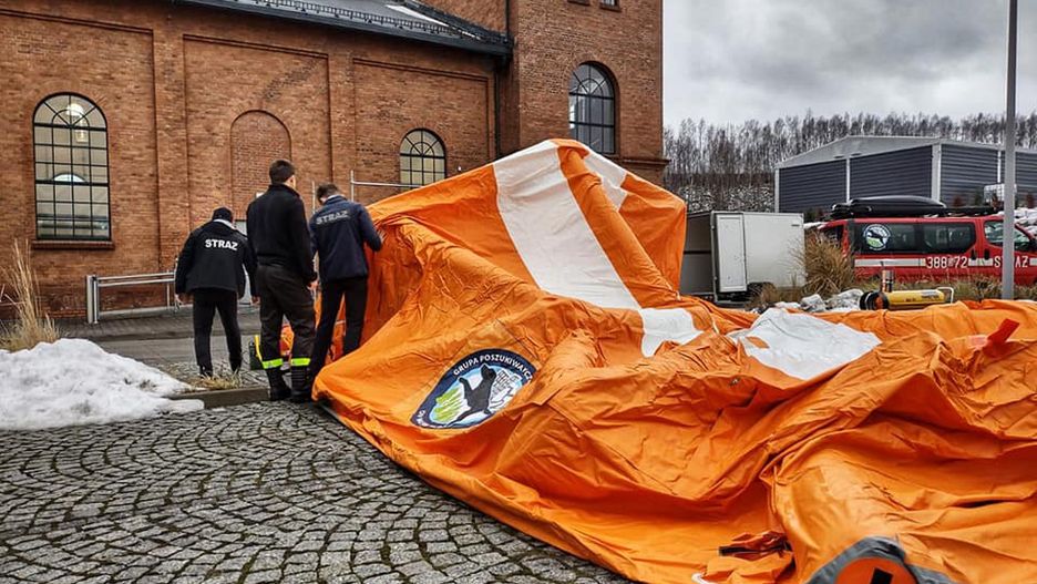 Szczepienia na COVID. Strażacy na pomoc pacjentom. Postawili tymczasową poczekalnię w punkcie szczepień