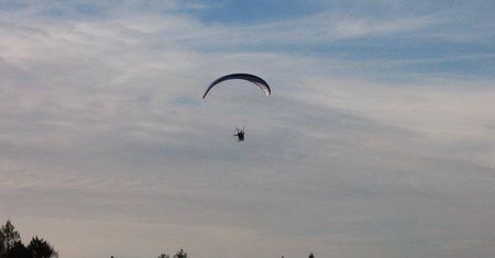 Motolotniarz spadł w trakcie lotu. Ranny pilot trafił do szpitala