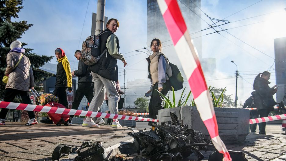 Iran zaprzecza, UE poszuka dowodów. Na zdjęciu: fragment drona kamikadze, który rozbił się w poniedziałek w Kijowie