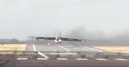 Amerykańskie bombowce opuściły Wielką Brytanię. Wideo z lotniska