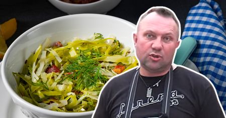Strzelczyk pokazał, jak zrobić młodą kapustę. Wystarczy kilka składników i wychodzi rewelacyjna
