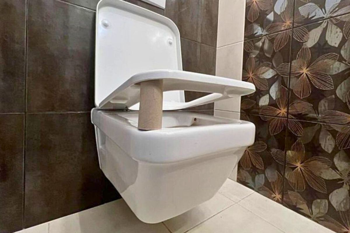 Pusta rolka pod deską toalety to ważny sygnał. Zwróć na to uwagę