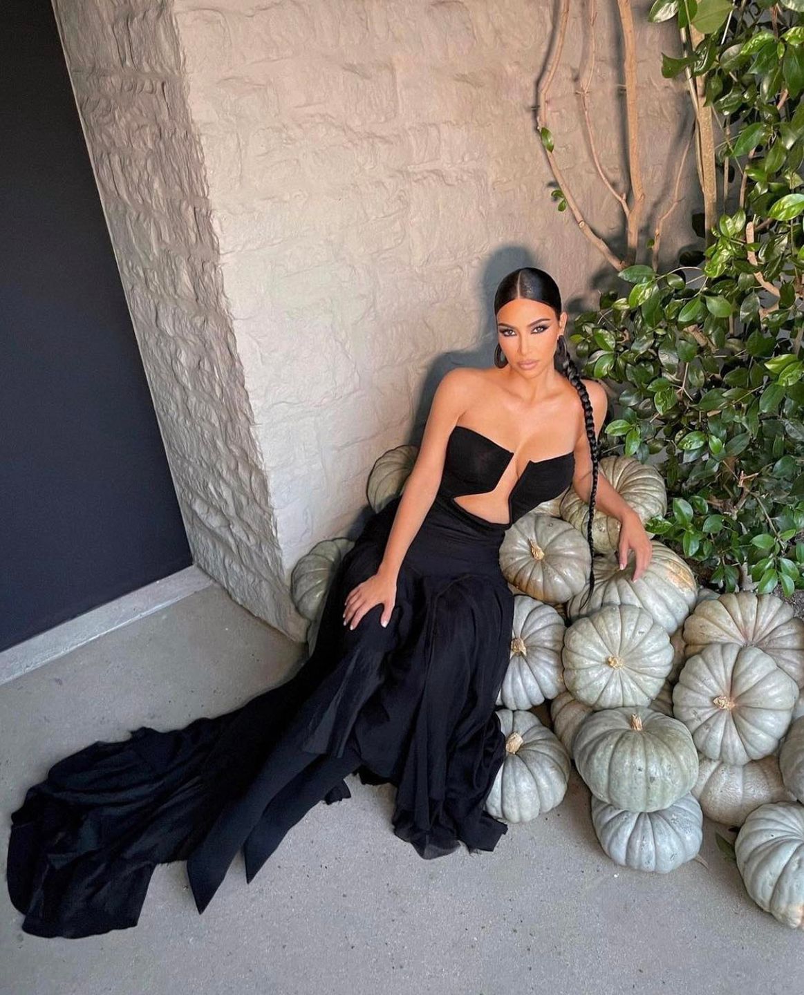 Internauci krytykują sukienkę Kim Kardashian ze ślubu Paris Hilton