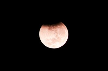 Zajmuje 15 proc. całego globu. Co skrywa wnętrze Księżyca?