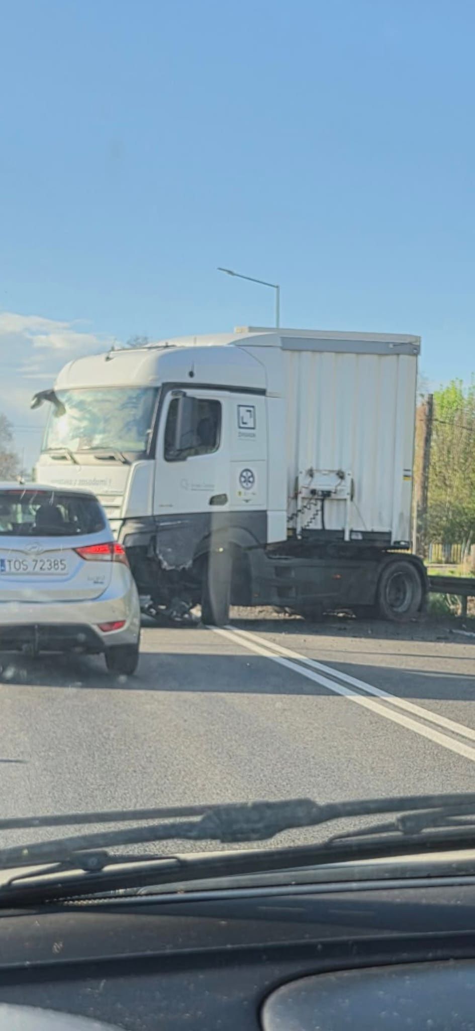 Zderzenie ciężarówki i osobówki w miejscowości Nietulisko Małe. Droga krajowa nr 9 zablokowana