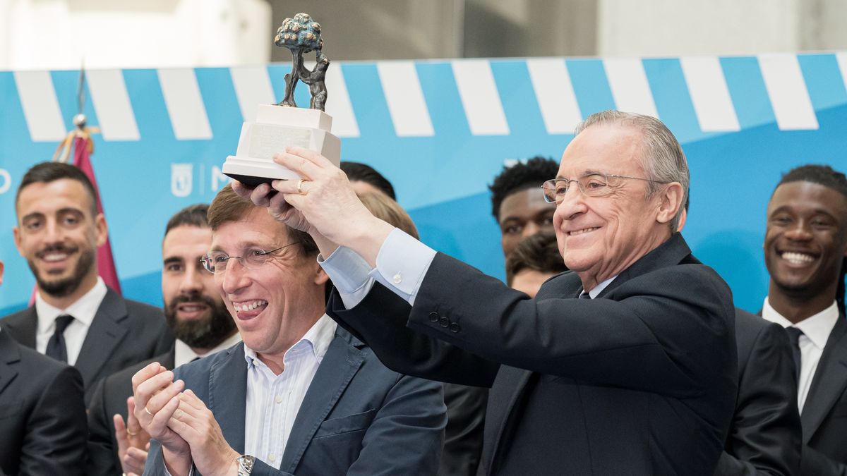 MADRID, SPAIN - MAY 12: The mayor of Madrid, Jose Luis Martinez-Almeida (l), and the president of Real Madrid, Florentino Perez (r), during the reception for Real Madrid Club de Futbol, at the Palacio de Cibeles, on 12 May, 2024 in Madrid, Spain. The Madrid City Council today received players and the technical and managerial staff of Real Madrid Club de Futbol for their new title as champions of La Liga for the 2023-2024 season. (Photo By Diego Radames/Europa Press via Getty Images)