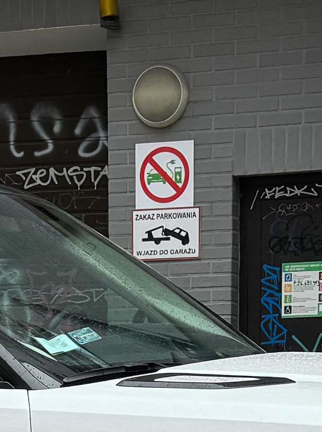 Beata Ścibakówna parkuje w niedozwolonym miejscu