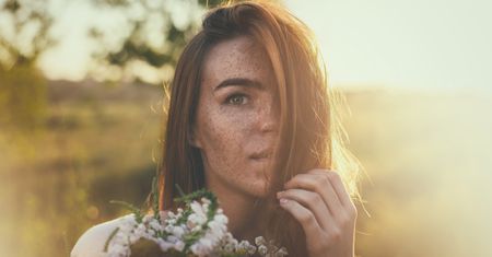 Fryzury z grzywką - hit lata 2020. Sprawdź, jak dopasować cięcie do urody