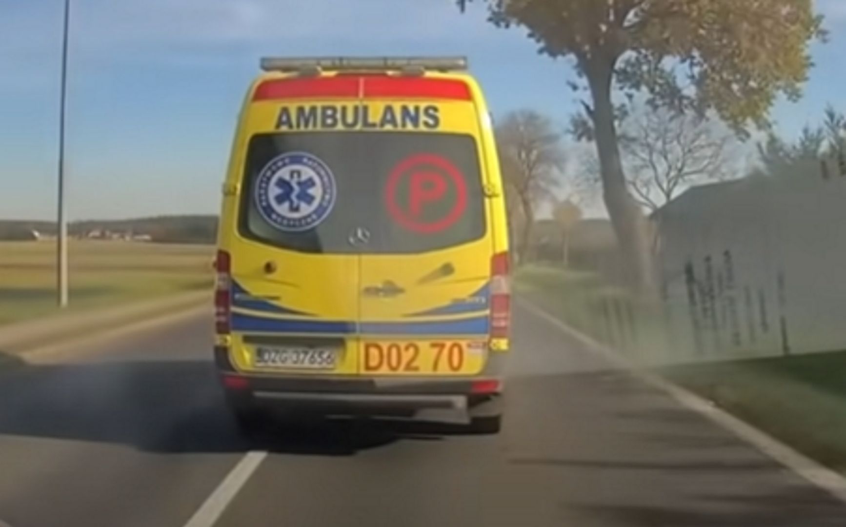 Ten kierowca ambulansu zwariował?! Kamera nagrała jego "wyczyny"